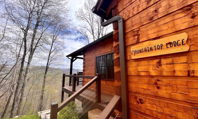 Topton Cabina | Mountain Top Lodge-Luxury Log Cabin Rental-Panoramic Mountain Views, High Speed Internet, Large Deck, Hot Tub, Fireplace in Nantahala NC!