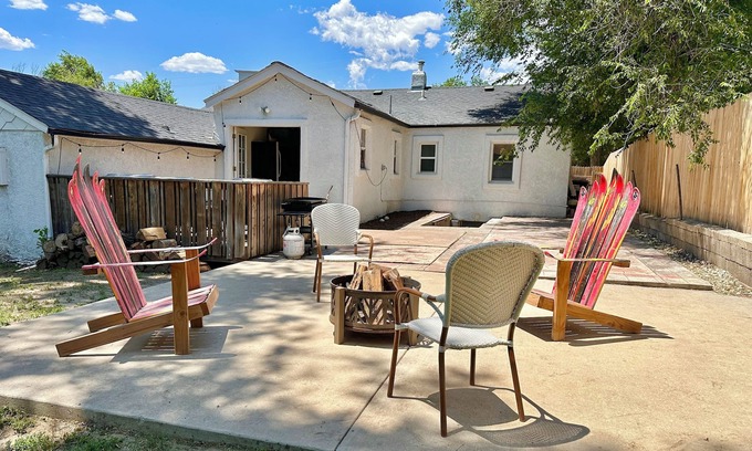 East Colorado Springs Casa | ☆ Mountain Topaz Getaway☆ Private Home Near Downtown, New Luxury Shower