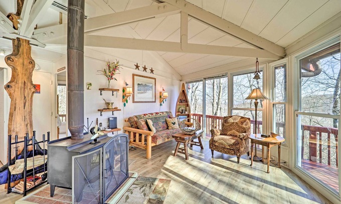 Beech Mountain Cabaña | Mountain Treehouse: A Unique Hilltop Hideaway