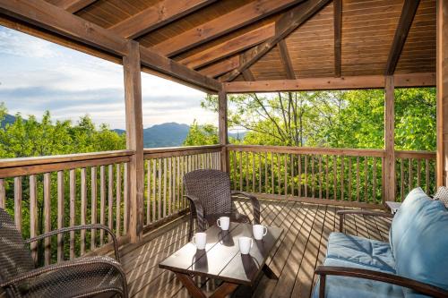 Sevierville Casa | Mountain Tyme, Hot Tub, Pool Table, Game Room, 685 FREE tickets each paid day!