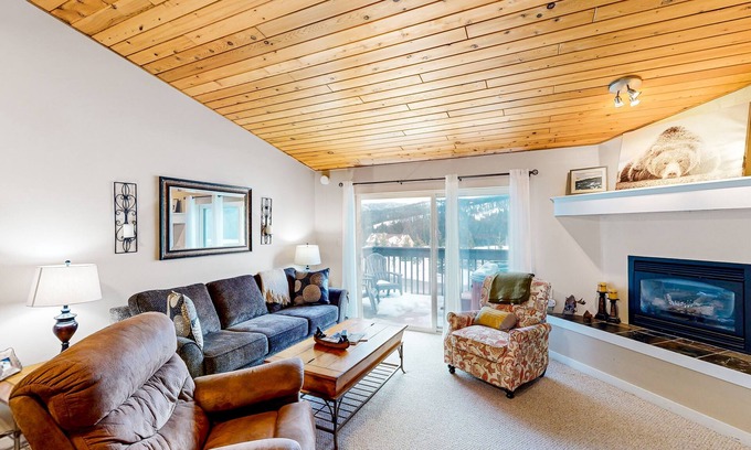 Big Sky Condominio | Mountain & valley view condo with hot tub, fireplace, washer/dryer, & smart TVs