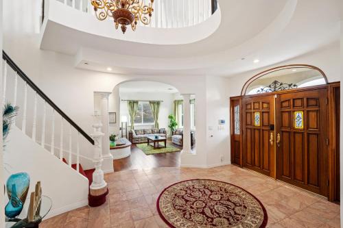 Canoga Park Casa | Mountain View Luxury Estate with Pool in West Hills