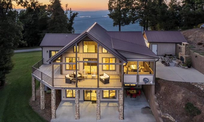 Morganton Casa | Mountain Vida Vibes is a stunner and only 5 min away from Hidden Hill Venue!