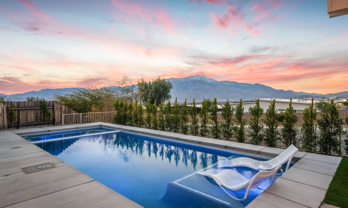 Desert Hot Springs Casa | Mountain View house w/Giant SPA, Poker table, games, BBQ, lots of entertainment!
