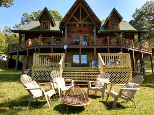 Sylva Apartamento | Mountain View 2BR Log Cabin Apt wPrivate BBQ Deck