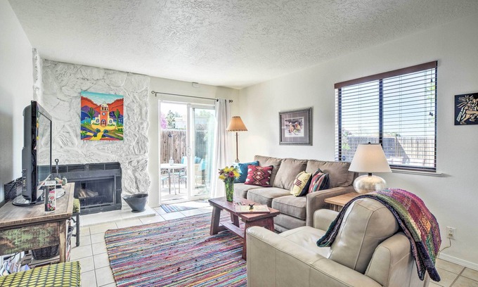Northeast Heights Casa | Albuquerque Townhome w / Patio & Mountain Views!