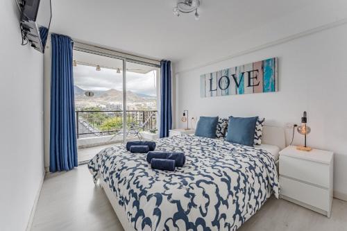 Los Cristianos Apartamento | Mountain View Apartment - 2 min Walk to Beach