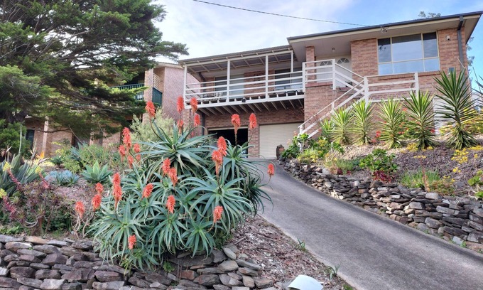 Catalina Casa | Mountain View Beach House Near Batemans Bay