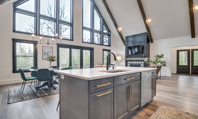 Sunday River Area Cabina | Mountain-View Bethel Cabin: Game Room & Deck