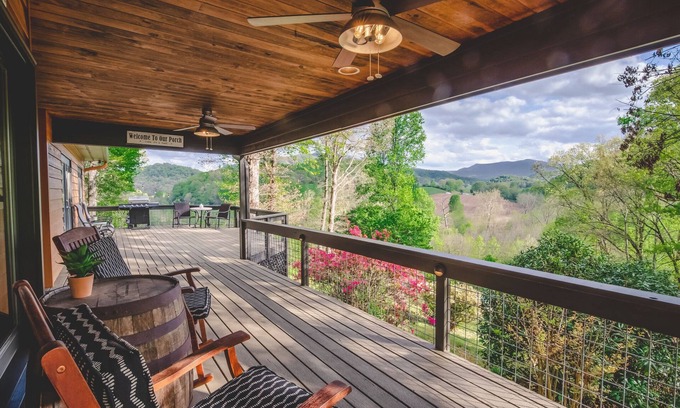Franklin Cabina | Mountain View Cabin, All King Beds, Garage w/ Paved Drive, One Floor