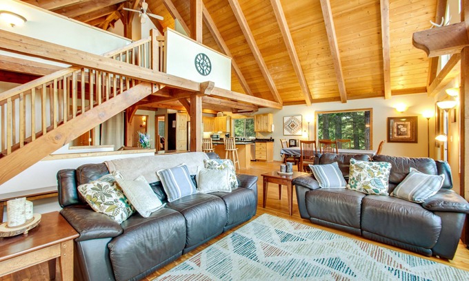 Cle Elum Cabina | Mountain-view cabin near golf w/ wood stove, game room, volleyball, & basketball