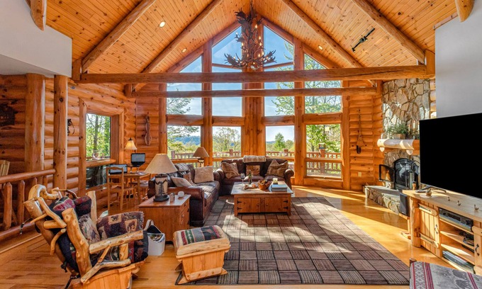 Old Fort Cabina | Mountain View Cabin near Asheville with Hot Tub
