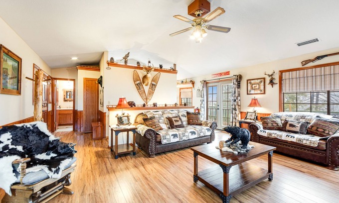 Cedarpines Park Casa | Mountain-view cabin with deck, gas grill, fireplace, foosball, & washer/dryer