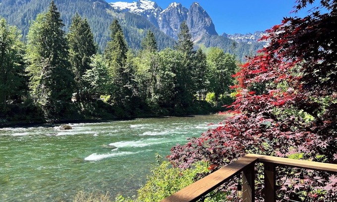 Gold Bar Cabina | Mountain View Cabin w/ amazing mountain views, hot tub, wifi, wood stove