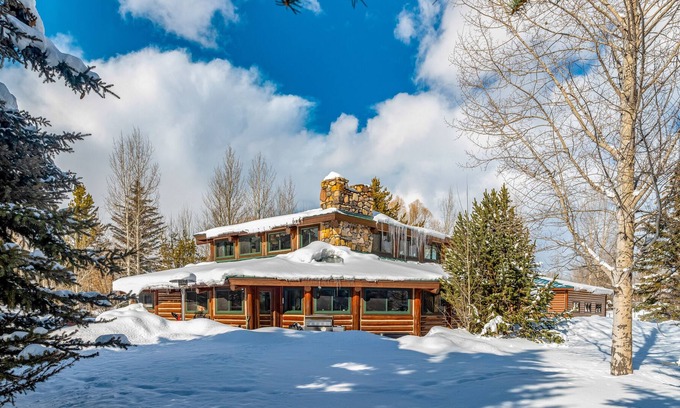 Wilson Casa | Mountain view cabin with a wood-burning fireplace, hot tub, & grill