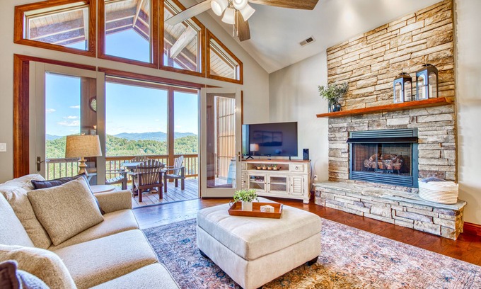 Whittier Condominio | Mountain view condo in Country Club - fireplace & on-site hot tub, pool, tennis