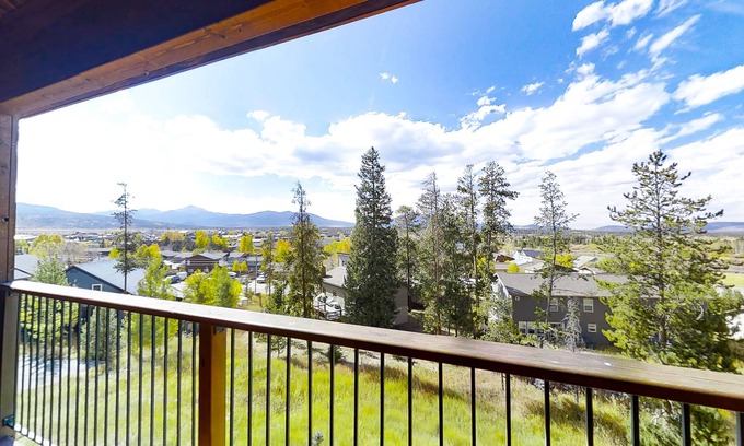 Fraser Condominio | Mountain-view condo on the shuttle route with 2 decks & WiFi