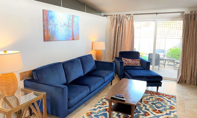 Altadena Condominio | 2 dormitorios / 2 baños Actualización en las estribaciones