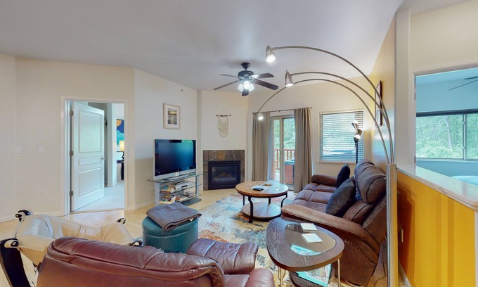 Alyeska Condominio | Mountain-view condo with private hot tub, fireplace, deck, W/D