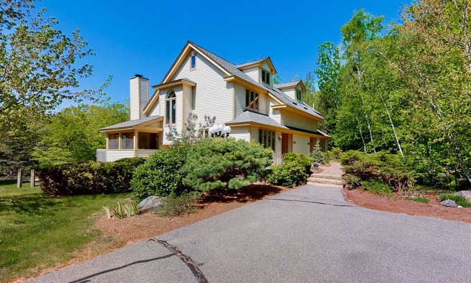 Jackson Condominio | Mountain view condo with gas fireplace, balcony, & grill - close to skiing