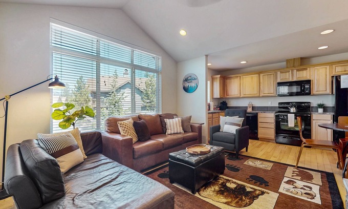 Ronald Condominio | Mountain view condo with balcony, fireplace, pool, hot tub, gym & tennis