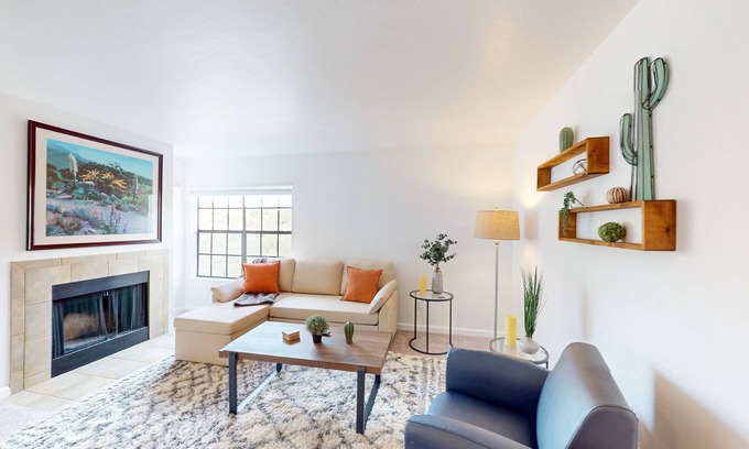 Tucson Condominio | Mountain-view condo with private balcony + on-site pool, tennis/pickleball