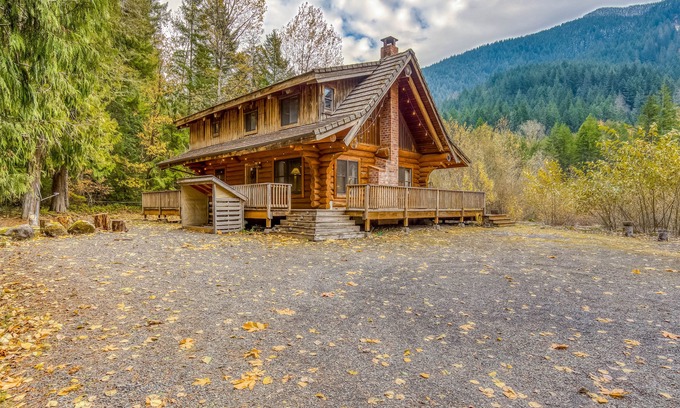 Rhododendron Casa | Mountain view, dog-friendly cabin with fireplace, washer/dryer, grill, & hot tub