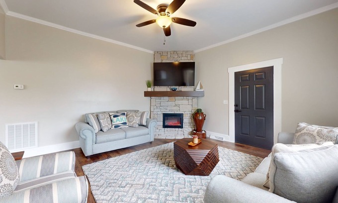 La Follette Apartamento | Mountain-view downtown retreat with grill, deck, streaming, fireplace, & AC