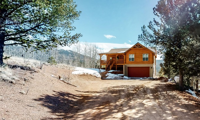 Rainbow Valley Cabina | Mountain-view escape with private hot tub, fireplace, washer/dryer, and deck