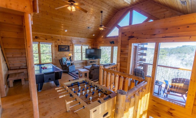 Sevierville Cabina | Family-Friendly Cabin with Room to Relax, Stunning Views, and Perfect Location,