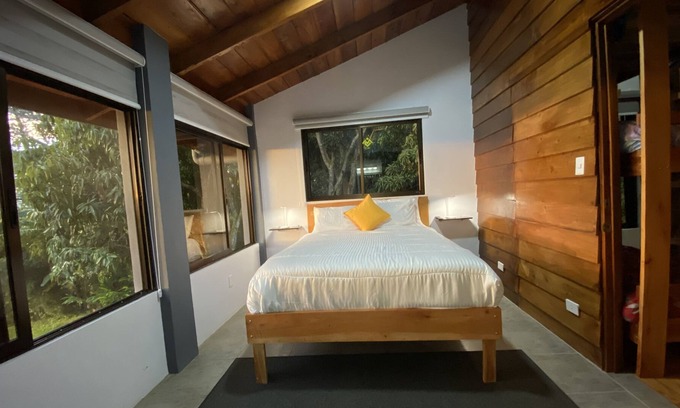 San Isidro Cama Y Desayuno | Mountain View family Bedroom for Eight