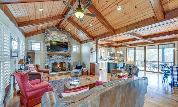Dillard Cabina | Mountain-View Georgia Cabin w/ 2 Decks