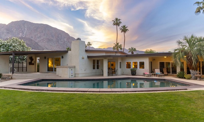 Borrego Springs Casa | Mountain-view home with private pool/hot tub, charming interior & roll-in shower