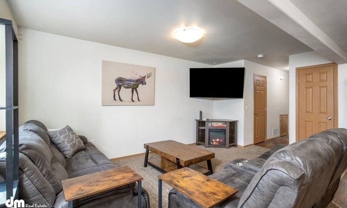 Knik-Fairview Casa | Mountain View Haven - Luxe Townhouse w/ King Suite & Walk-In Closet