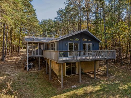 Berkeley Springs Chalet De Esquí | Mountain View Hideaway - Pet Friendly, Grill, Wifi, Fire Pit, Deck, Screen Porch, Family Friendly, Game Room, Wood Stove