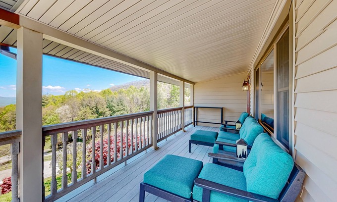 Waynesville Casa | Mountain view home with a furnished deck, gas fireplace and washer/dryer