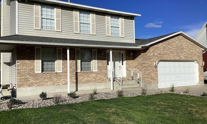 West Jordan Casa | Mountain View home, spacious, sleeps 12