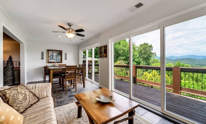 Franklin Casa | Mountain view home w/ fireplace & ping pong