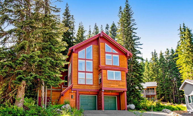 Hyak Cabina | Mountain-view lodge with gas grill, washer/dryer, & WiFi - walk to ski lifts