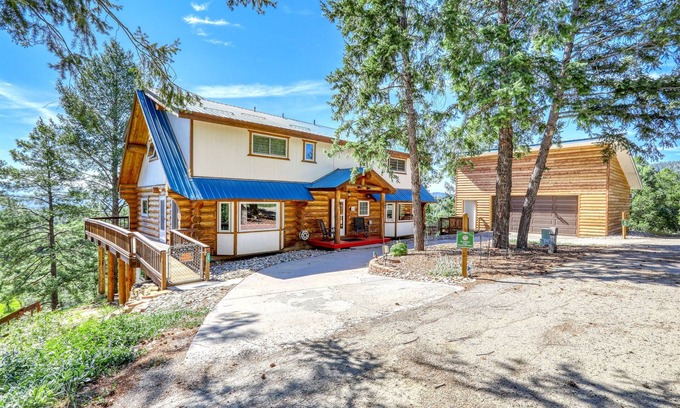Pagosa Springs Cabina | Mountain-View Log Cabin on 5 Acres w/ Game Room