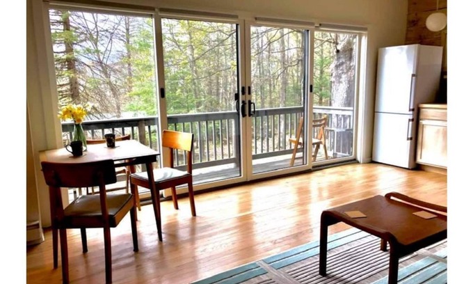 Woodstock Cabaña | Mountain view, mid-century style, 1 mile to town!