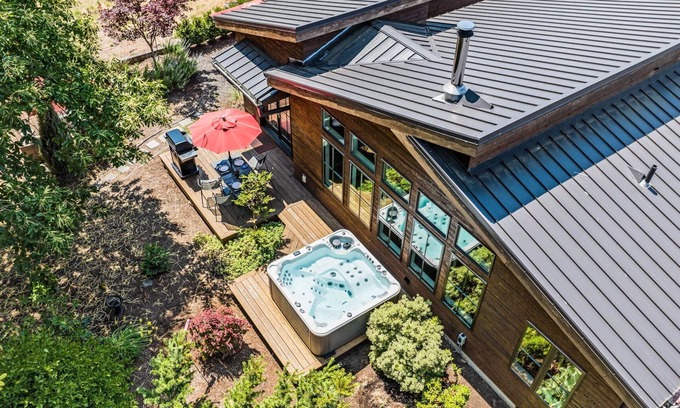 Cascade Locks Casa | Mountain-View Retreat with Hot Tub & Waterfalls