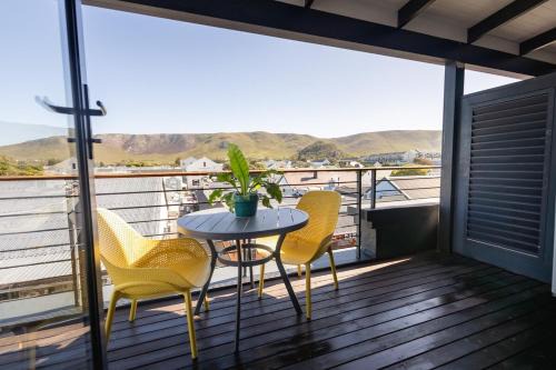 Hermanus City-Centre Apartamento | Mountain-View Studio Apartment, Hermanus Waterfront - Apt 6
