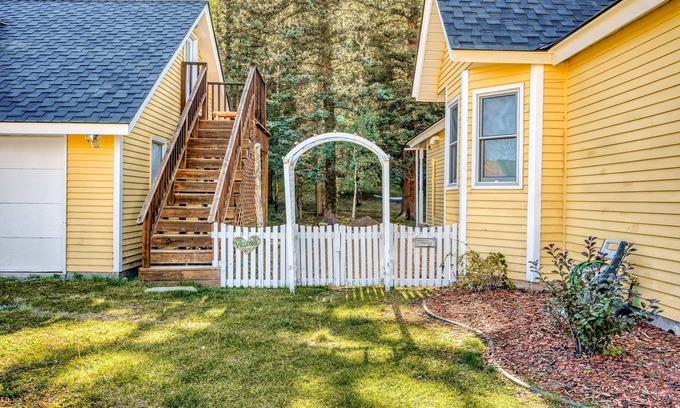 South Fork Casa | Mountain-view studio with private balcony, wood stove, and fast WiFi
