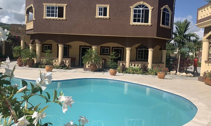 Runaway Bay Apartamento | Mountain View Two Bedroom Apartment with En-Suite, Open Kitchen and Living Room