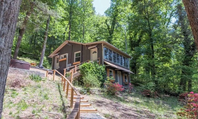 Chimney Rock Cabaña | Mountain View w. Hot Tub, Gas Fireplace, Wi-Fi, Dogs Allowed, Close to Town