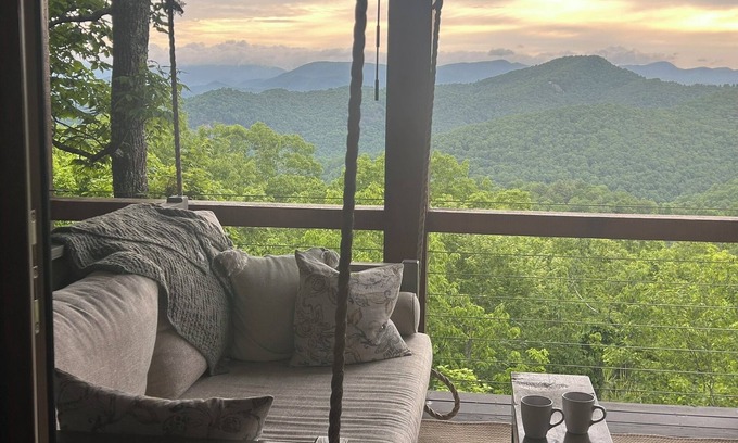 Glenville Casa | Mountain views, 2 king rooms, ping pong, bunk room, office, hi-speed internet