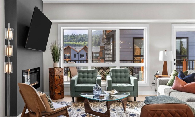 Dead Man's Flats Apartamento | Mountain Views | Pool & Hot Tub | Chic Interior