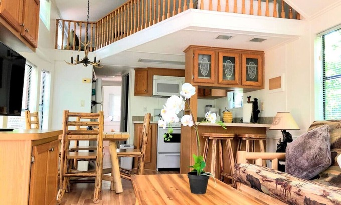 Whittier Cabina | Mountain Views Cabin with Loft WiFi Pets Casino Fire pit Tesla Charger