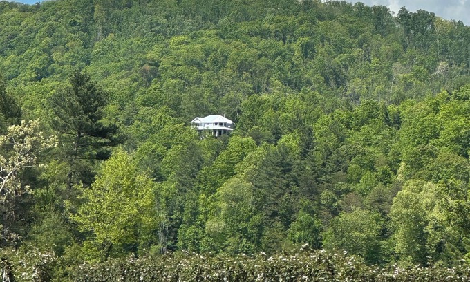 Hendersonville Casa | Mountain View’s, dual water fall Koi pond and private theater.